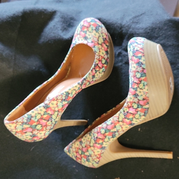 Jessica Simpson platform heels. Sz. 6.5 - Picture 4 of 6